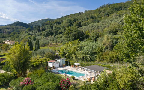 Al Melo: Hügel, Bergstation, Schwimmbad, Eco Hotel, Gebirge, Garten, Resort, Gartenmöbel, Regenschirm, Sonnenliege
