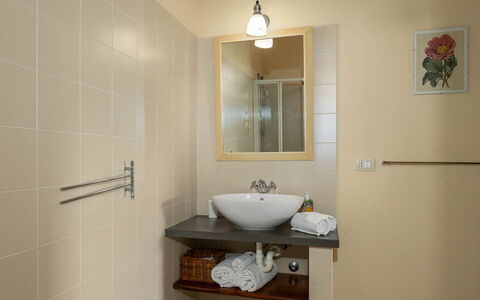 La Certaldina Luna Apartment: Bad Sink, Interior Design, Flooring, Armatur, Wand, Sinken, Fussboden, Badezimmer, Spiegel, Möbel