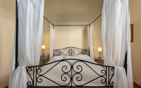 La Certaldina Luna Apartment: Möbel, Bett, Interior Design, Schlafzimmer, Linens, Himmelbett, Bedding, Textil, Fussboden, Bettrahmen