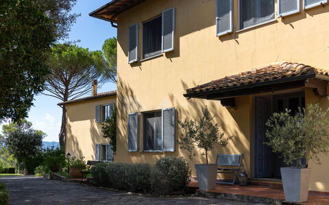 La Certaldina Luna Apartment: Zuhause, Wohngebiet, Haus, Dach, Hütte, Estate, Vorort, Schatten, Villa, Balkon