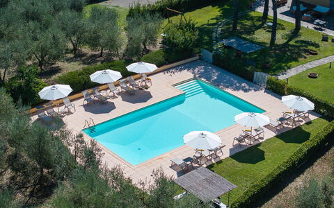 La Certaldina Luna Apartment: Schwimmbad, Resort, Gartenmöbel, Sonnenliege, Eco Hotel, Thermae, Regenschirm, Hotel, Schatten, Stuhl
