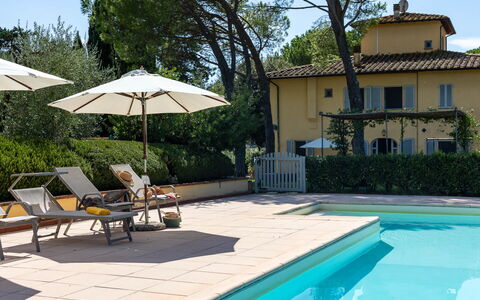 La Certaldina Stella Apartment: Schwimmbad, Gartenmöbel, Resort, Schatten, Sonnenliege, Eco Hotel, Hazienda, Villa, Estate, Garten
