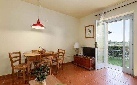 La Certaldina Stella Apartment: Möbel, Flooring, Interior Design, Fussboden, Küche & Esszimmer Tisch, Decke, Zimmer, Stuhl, Tür, Esszimmer
