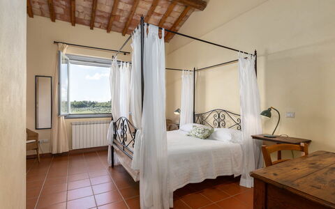 La Certaldina Stella Apartment: Möbel, Interior Design, Bett, Schlafzimmer, Flooring, Decke, Fussboden, Linens, Zimmer, Bedding