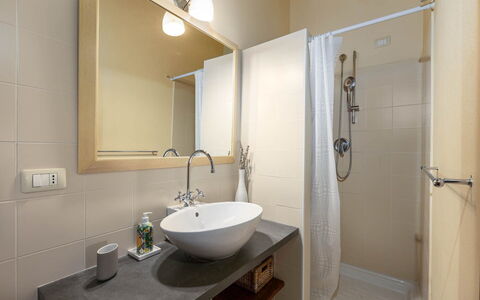 La Certaldina Stella Apartment: Badezimmer, Armatur, Bad Sink, Interior Design, Flooring, Wand, Sinken, Fussboden, Zapfhahn, Spiegel