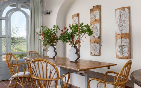 La Certaldina Sole Apartment: Möbel, Interior Design, Holz, Tabelle, Stuhl, Flooring, Beleuchtung, Esszimmer, Küche & Esszimmer Tisch, Fussboden