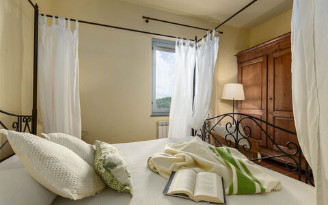 La Certaldina Sole Apartment: Möbel, Interior Design, Bett, Schlafzimmer, Linens, Bedding, Decke, Fussboden, Flooring, Zimmer