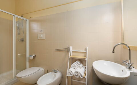 La Certaldina Sole Apartment: Flooring, Fussboden, Interior Design, Armatur, Badezimmer, Zimmer, Installation, Toilette, Decke, Bad Sink