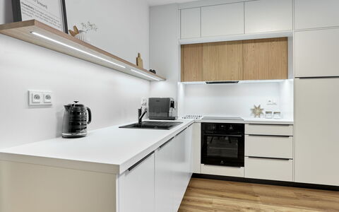 Lagom: Küche, Countertop, Küchengerät, Cabinetry, Interior Design, Flooring, Möbel, Holz, Major Appliance, Fussboden