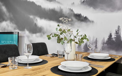 Lagom: Möbel, Tabelle, Interior Design, Stuhl, Blumentopf, Kaffetisch, Küche & Esszimmer Tisch, Zimmerpflanze, Wohnzimmer, Holzboden