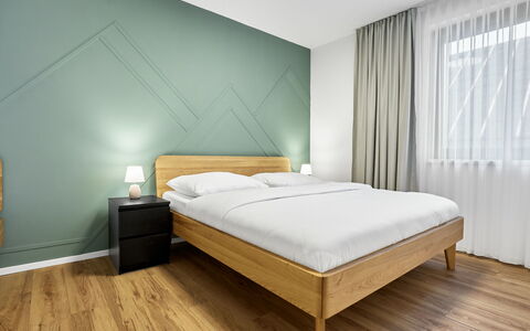 Lagom: Holzboden, Flooring, Fussboden, Holz, Interior Design, Möbel, Laminatboden, Schlafzimmer, Bett, Beleuchtung
