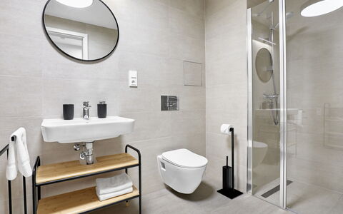 Lagom: Flooring, Interior Design, Badezimmer, Armatur, Fussboden, Toilette, Sinken, Installation, Zapfhahn, Bad Sink