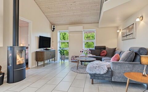 Nelia - 1Km from the Sea: Flooring, Möbel, Interior Design, Couch, Holz, Fussboden, Wohnzimmer, Zuhause, Decke, Zimmer