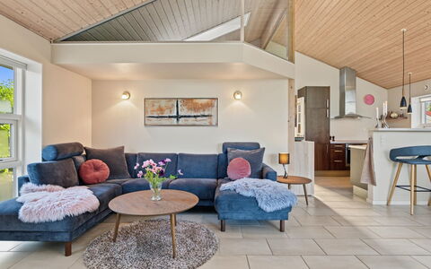 Nelia - 1Km from the Sea: Möbel, Interior Design, Flooring, Couch, Holz, Fussboden, Wohnzimmer, Decke, Zuhause, Zimmer