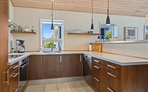 Nelia - 1Km from the Sea: Möbel, Countertop, Cabinetry, Flooring, Küche, Interior Design, Holz, Fussboden, Decke, Küchengerät