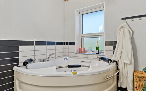 Nelia - 1Km from the Sea: Armatur, Badewanne, Badezimmer, Flooring, Interior Design, Installation, Fussboden, Verbundwerkstoff, Zapfhahn