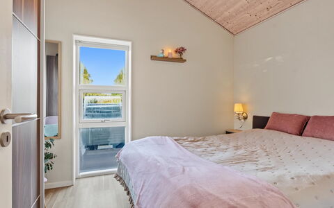 Nelia - 1Km from the Sea: Interior Design, Flooring, Fussboden, Holz, Decke, Möbel, Schlafzimmer, Beleuchtung, Zimmer, Bett