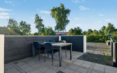 Nelia - 1Km from the Sea: Verbundwerkstoff, Gartenmöbel, Schatten, Beton, Garten, Landscaping, Planke, Hartholz, Walkway