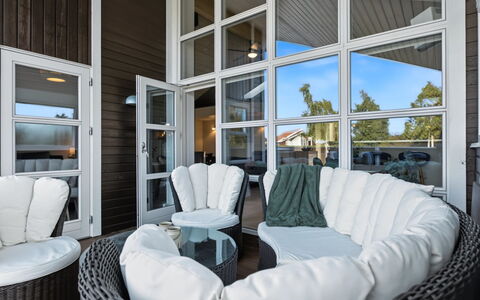 Nelia - 1Km from the Sea: Möbel, Interior Design, Decke, Fussboden, Stuhl, Wohnzimmer, Kaffetisch, Couch, Glas, Wohnung