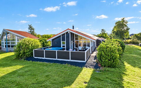 Nelia - 1Km from the Sea: Abstellgleis, Zuhause, Dach, Haus, Wohngebiet, Hütte, Garten, Schatten, Hinterhof, Rasen