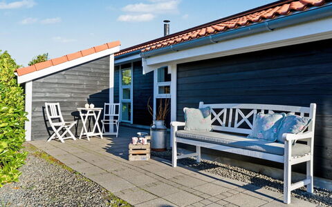 Nelia - 1Km from the Sea: Abstellgleis, Zuhause, Dach, Haus, Wohngebiet, Hütte, Garten, Schatten, Hinterhof, Rasen
