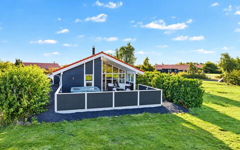 Nelia - 1Km from the Sea: Abstellgleis, Zuhause, Dach, Haus, Wohngebiet, Hütte, Garten, Schatten, Hinterhof, Rasen