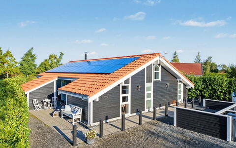 Nelia - 1Km from the Sea: Abstellgleis, Zuhause, Dach, Haus, Wohngebiet, Hütte, Garten, Schatten, Hinterhof, Rasen