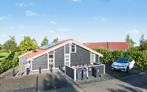 Nelia - 1Km from the Sea: Abstellgleis, Zuhause, Dach, Haus, Wohngebiet, Hütte, Garten, Schatten, Hinterhof, Rasen