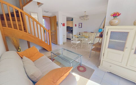Cap Emeraude: Flooring, Interior Design, Fussboden, Holz, Möbel, Wohnung, Zimmer, Couch, Decke, Wohnzimmer