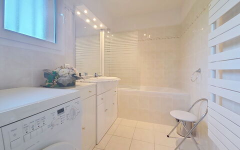 Cap Emeraude: Flooring, Interior Design, Fussboden, Wand, Armatur, Decke, Beleuchtung, Zimmer, Badezimmerschrank, Badezimmer