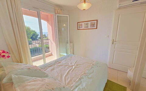 Cap Emeraude: Möbel, Interior Design, Fussboden, Holz, Flooring, Schlafzimmer, Zimmer, Rosa, Linens, Bett