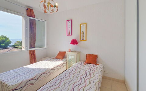Cap Emeraude: Möbel, Bett, Schlafzimmer, Interior Design, Wand, Fussboden, Flooring, Holz, Bettdecke, Bedding