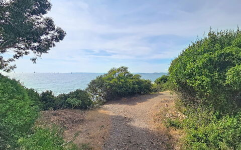 Cap Emeraude: Blau, Blatt, Vegetation, Natürliche Landschaft, Pflanzengemeinschaft, Küsten Und Ozeanische Forms, Weg, Meer, Küste