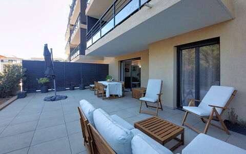 Victoria: Wohnung, Gartenmöbel, Balkon, Eigentumswohnung, Stuhl, Schatten, Hotel, Villa
