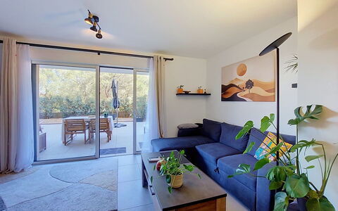 Victoria: Möbel, Wand, Couch, Flooring, Interior Design, Fussboden, Wohnzimmer, Decke, Beleuchtung, Tabelle