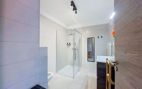 Victoria: Flooring, Interior Design, Fussboden, Armatur, Badezimmer, Decke, Beleuchtung, Installation, Fliese, Zimmer