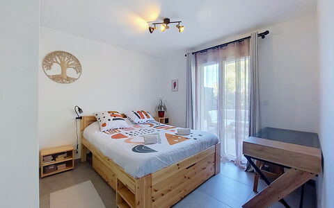 Victoria: Möbel, Bett, Schlafzimmer, Interior Design, Bedding, Bettdecke, Holz, Zimmer, Flooring, Fussboden