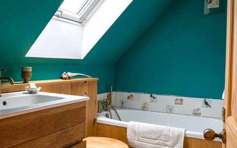 The Boat House: Armatur, Installation, Flooring, Badezimmer, Fussboden, Zapfhahn, Sinken, Bad Sink, Badezimmerschrank, Holzbeize