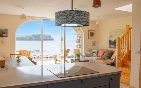 The Boat House: Möbel, Interior Design, Flooring, Fussboden, Stuhl, Zuhause, Küche, Küche & Esszimmer Tisch, Decke, Countertop