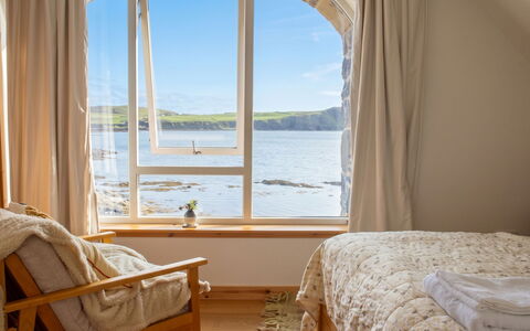 The Boat House: Möbel, Interior Design, Fussboden, Schlafzimmer, Flooring, Zimmer, Linens, Bedding, Bett, Bettdecke
