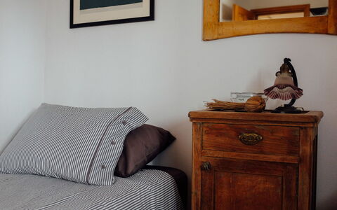 Marijana: Möbel, Bett, Schlafzimmer, Interior Design, Linens, Bedding, Holz, Bettdecke, Textil, Zimmer