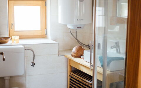 Marijana: Wand, Armatur, Flooring, Interior Design, Holz, Badezimmer, Fussboden, Toilleten Sitz, Toilette, Installation