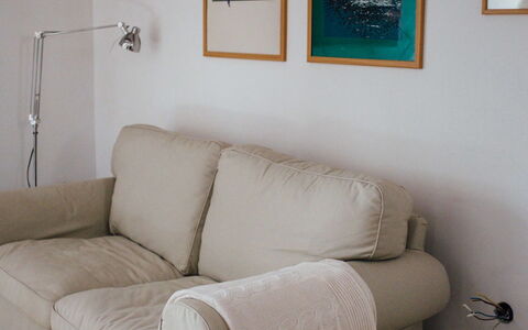 Marijana: Möbel, Couch, Interior Design, Flooring, Fussboden, Textil, Wohnzimmer, Zimmer, Tabelle, Kissen