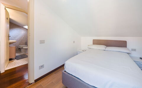 Casa Corallina: Interior Design, Flooring, Fussboden, Holz, Bett, Schlafzimmer, Decke, Möbel, Zimmer, Beleuchtung