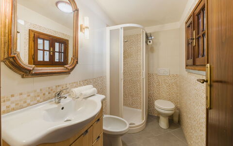 Casa Corallina: Bad Sink, Armatur, Badezimmer, Interior Design, Sinken, Flooring, Fussboden, Badezimmerschrank, Installation, Spiegel