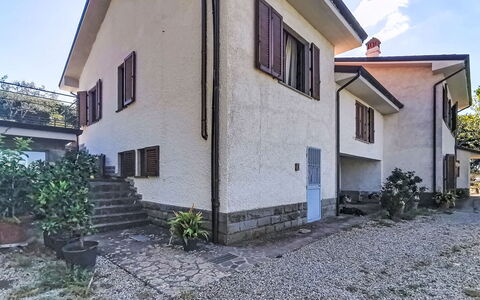 La Villa di Andrea: Gebäude, Wand, Fenster, Haus, Zuhause, Wohngebiet, Die Architektur, Fassade, Dach, Nachbarschaft