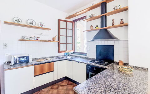 La Villa di Andrea: Küche, Flooring, Interior Design, Countertop, Fussboden, Zuhause, Küchengerät, Cabinetry, Zimmer, Major Appliance