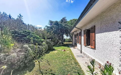 La Villa di Andrea: Strauch, Haus, Zuhause, Hütte, Garten, Estate, Auffahrt, Garten, Landscaping, Bauernhaus