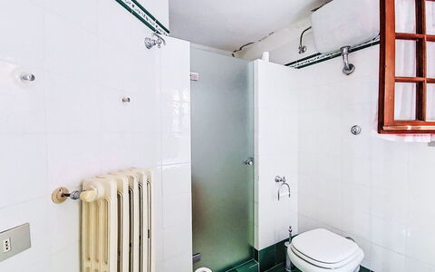 La Villa di Andrea: Armatur, Badezimmer, Flooring, Fussboden, Interior Design, Sinken, Installation, Zapfhahn, Toilette, Bad Sink