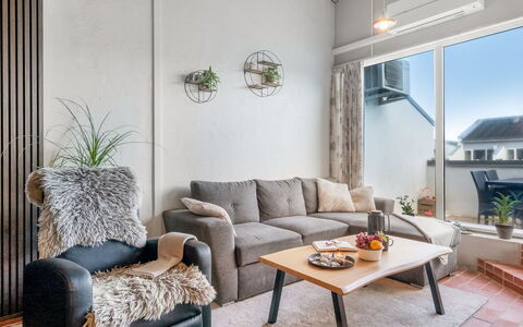 Alena - 50M from the Sea: Möbel, Interior Design, Wand, Flooring, Couch, Holz, Decke, Fussboden, Wohnzimmer, Zimmer